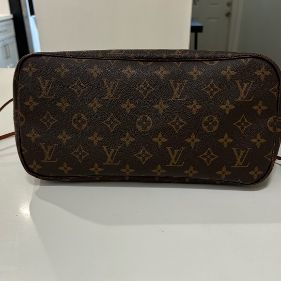 Louis Vuttion Neverfull MM - Picture 9 of 13